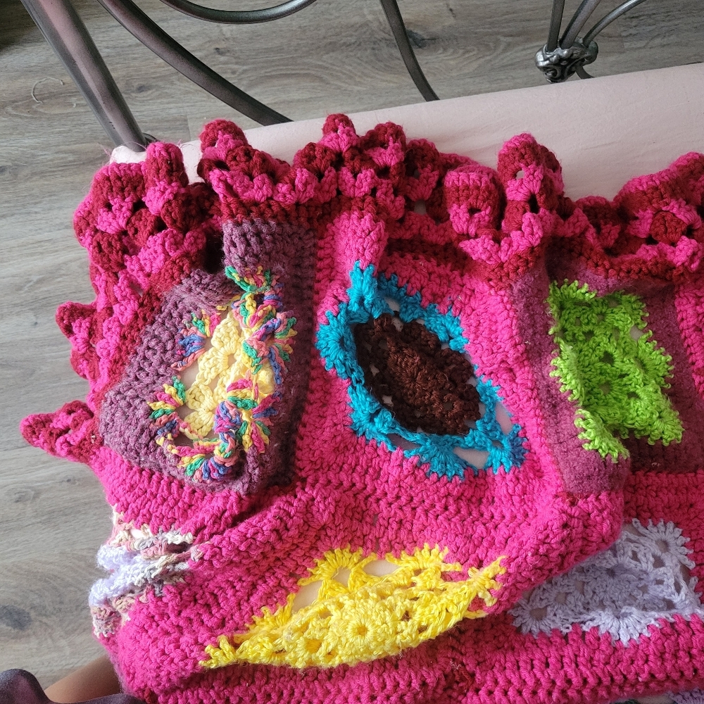 STUNNING Hand Crocheted Blanket - Picture 6 of 7